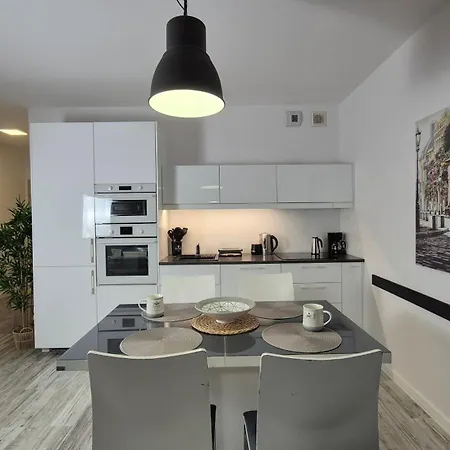 Garbary 100 White Apartment, Free Parking, Self Check-in 24h, Air-conditioning * Познань