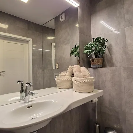 Garbary 100 White Apartment, Free Parking, Self Check-in 24h, Air-conditioning