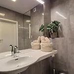Garbary 100 White Apartment, Free Parking, Self Check-in 24h, Air-conditioning