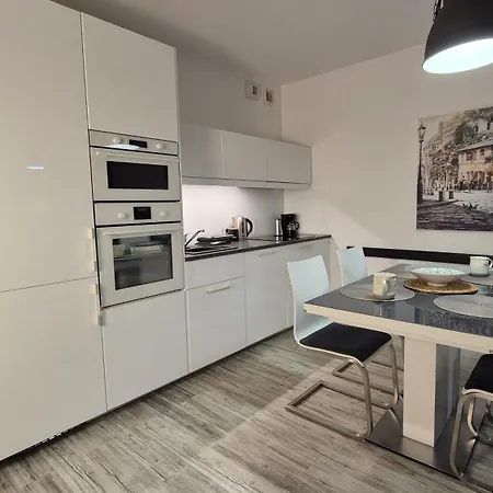 Garbary 100 White Apartment, Parking, Self Check-in 24h, Air-conditioning *