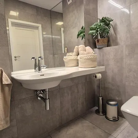 Garbary 100 White Apartment, Free Parking, Self Check-in 24h, Air-conditioning * 波兹南