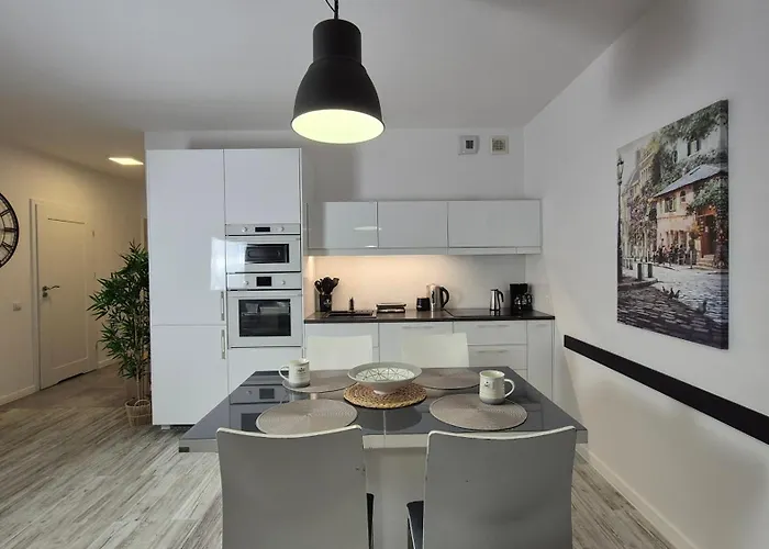 Garbary 100 White Apartment, Free Parking, Self Check-in 24h, Air-conditioning * Poznan