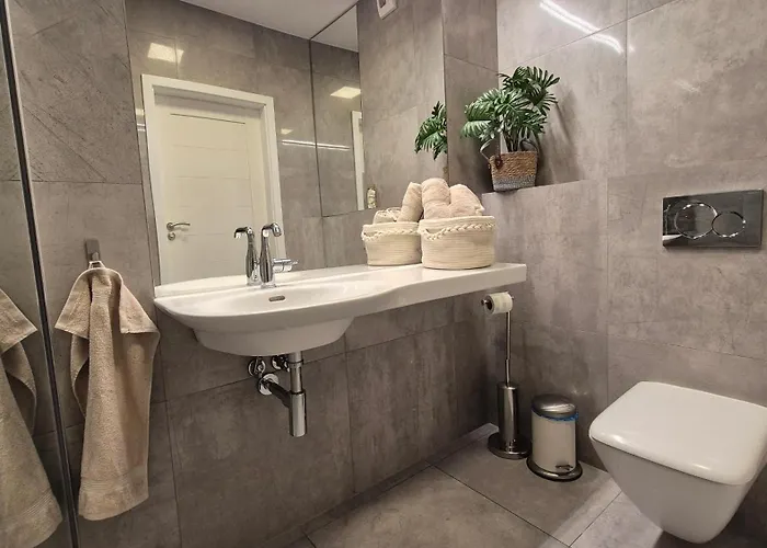 Garbary 100 White Apartment, Free Parking, Self Check-in 24h, Air-conditioning * Poznan